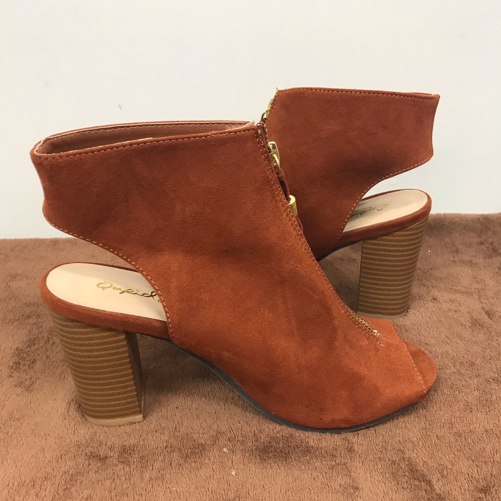 Qupid size 6 sling back peep toe zippered fringed